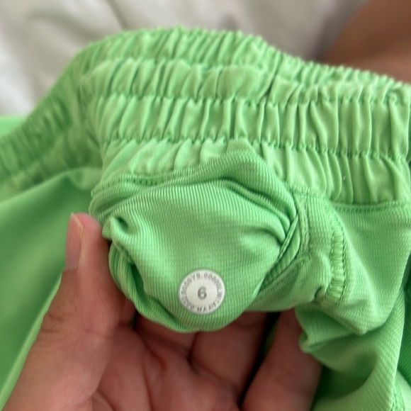 Lululemon High Rise Hotty Hot Shorts 6 Scream Green Light - Picture 6 of 6